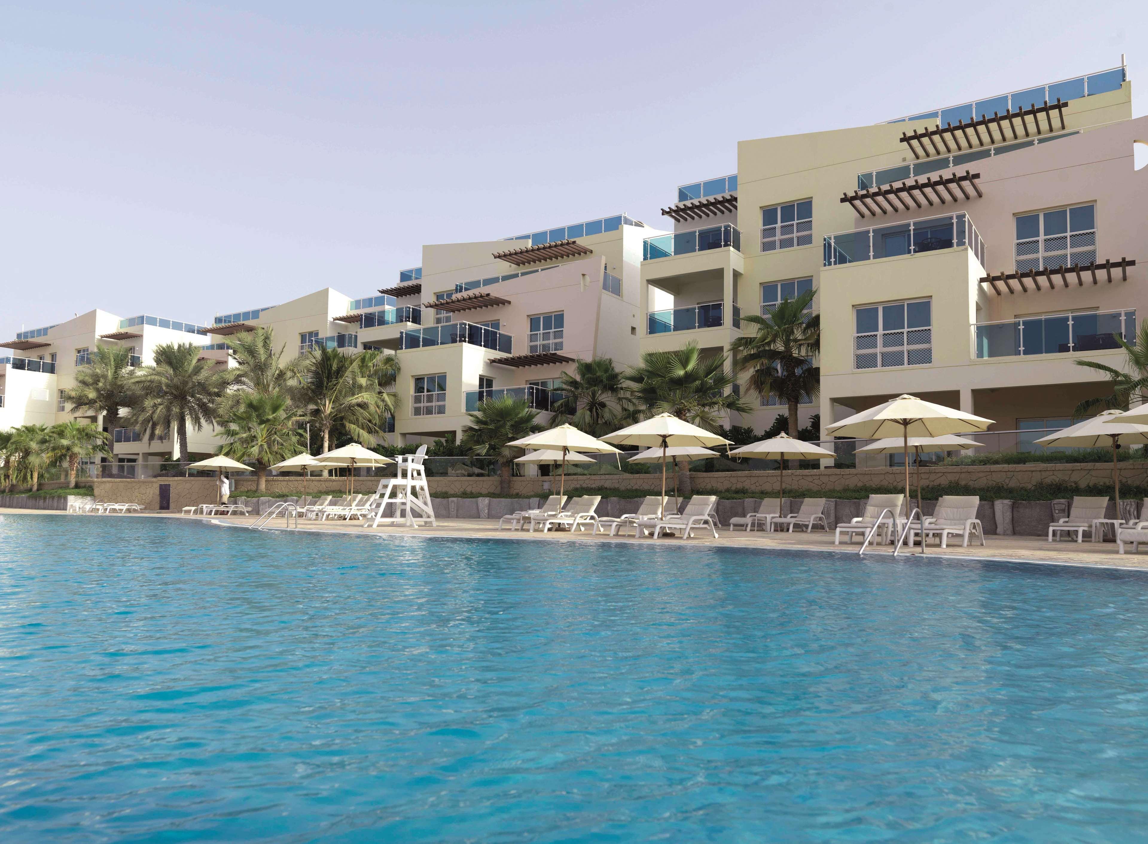 Radisson Blu Resort, Fujaira Esterno foto The swimming pool at the resort