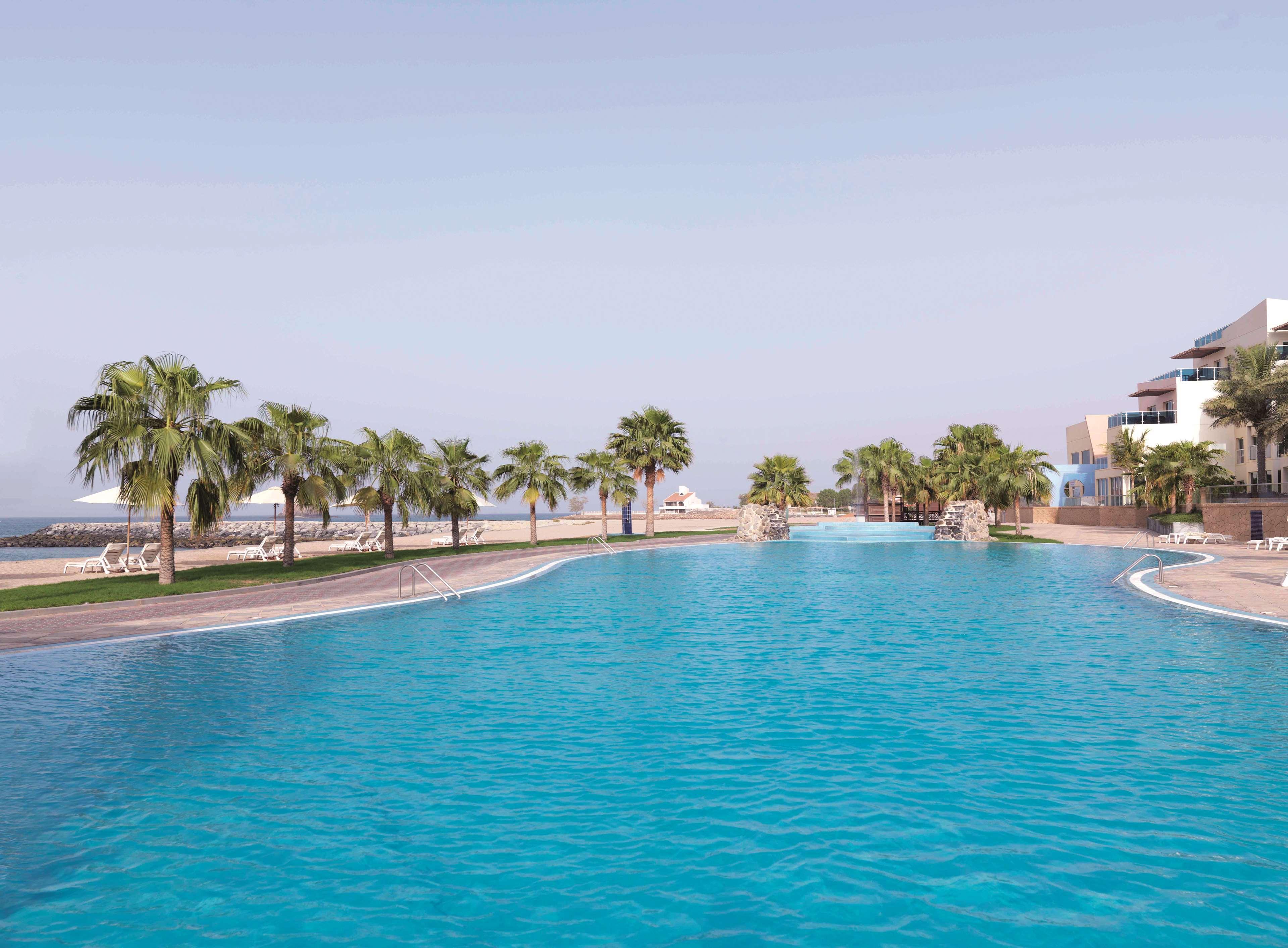 Radisson Blu Resort, Fujaira Esterno foto The swimming pool at the resort