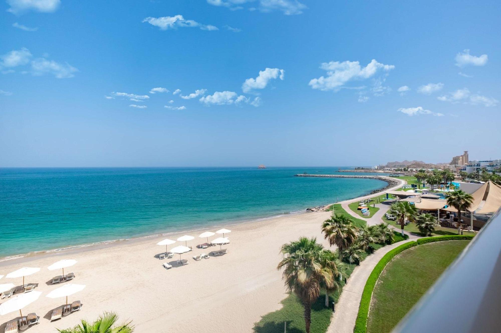 Radisson Blu Resort, Fujaira Esterno foto Beach at Jumeirah Beach Hotel