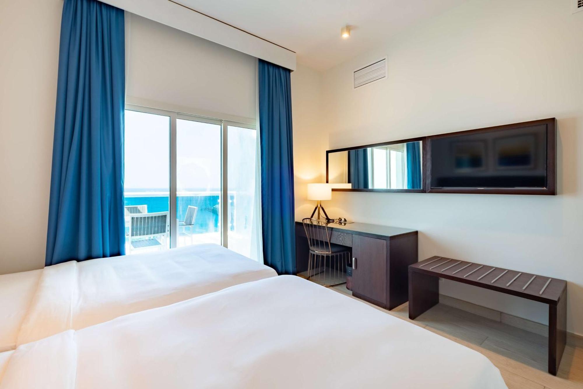 Radisson Blu Resort, Fujaira Esterno foto A room at the hotel