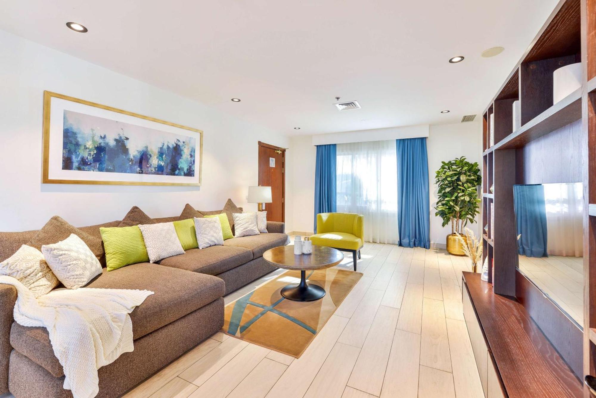 Radisson Blu Resort, Fujaira Esterno foto A living room