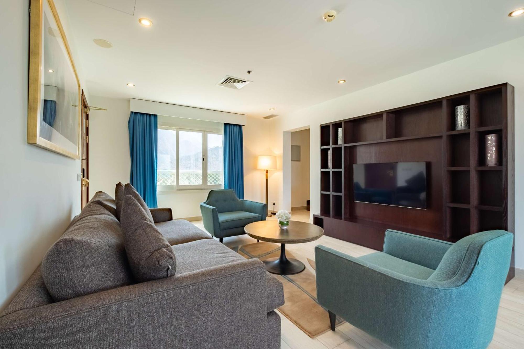 Radisson Blu Resort, Fujaira Esterno foto A living room in a suite at the hotel