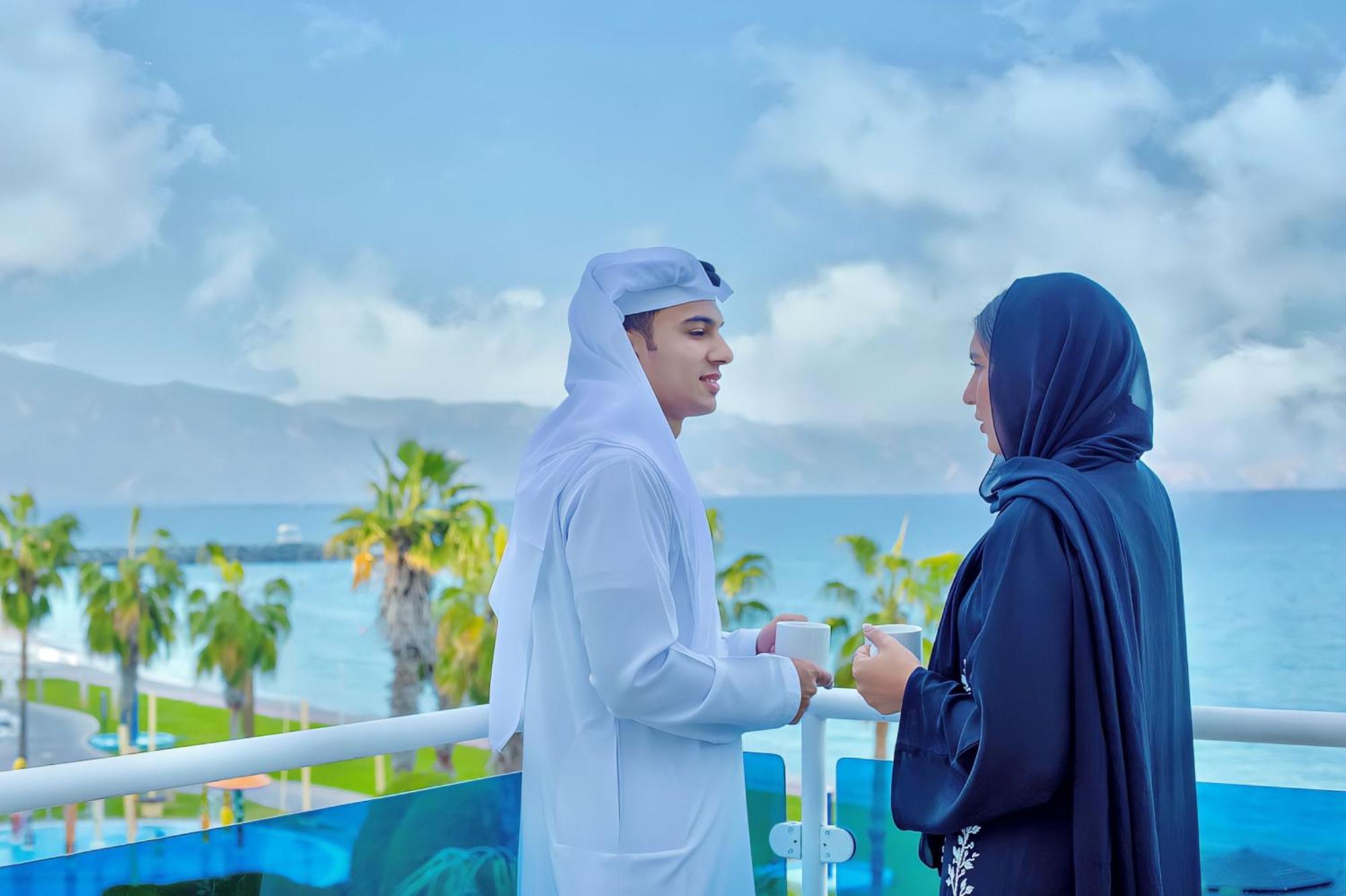 Radisson Blu Resort, Fujaira Esterno foto A Qatari man and woman in traditional dress