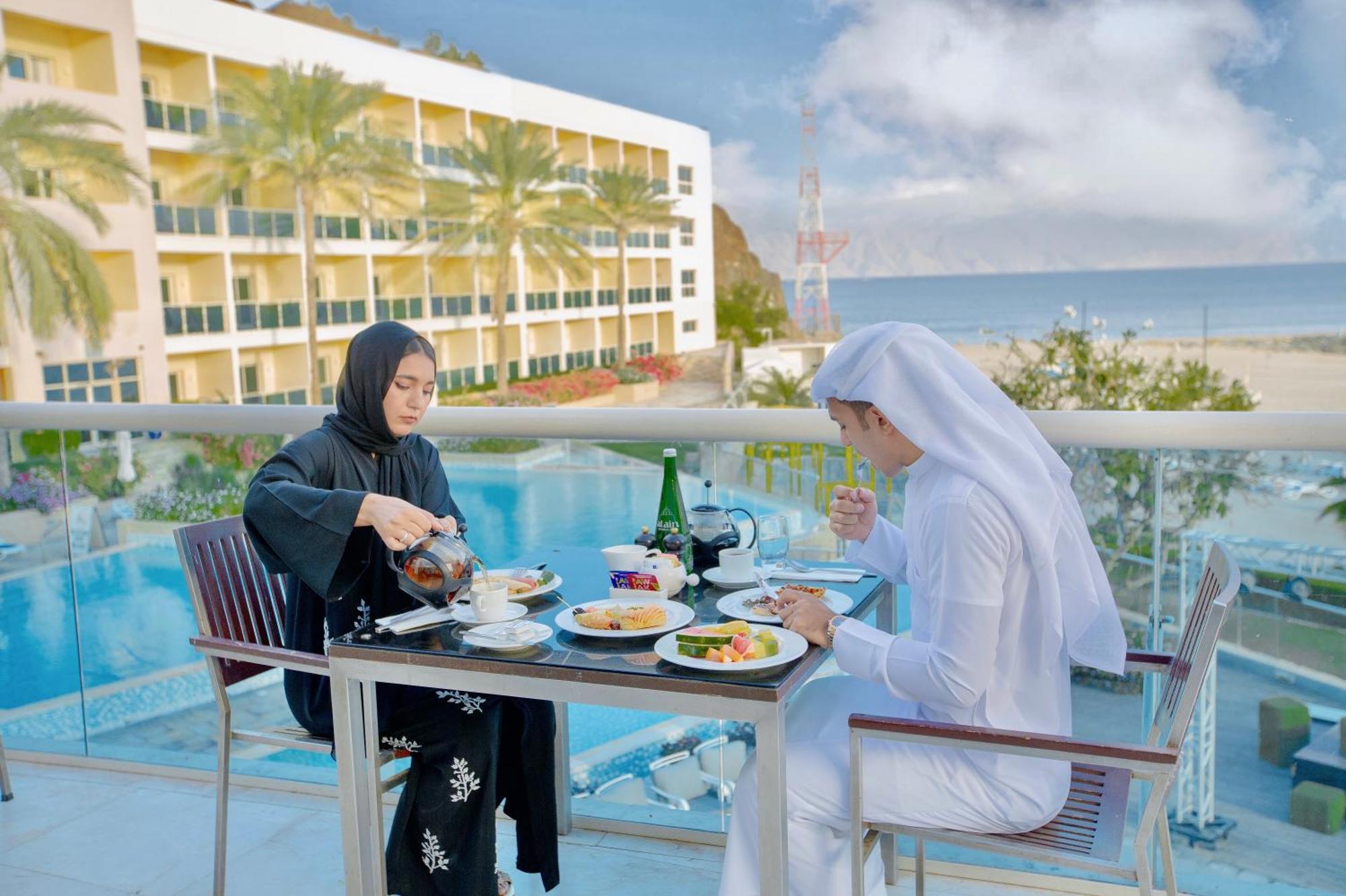 Radisson Blu Resort, Fujaira Esterno foto Emirati couple
