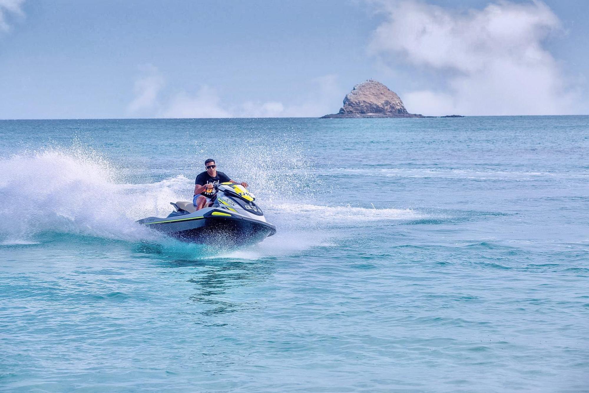 Radisson Blu Resort, Fujaira Esterno foto Jet skiing in Phuket, Thailand