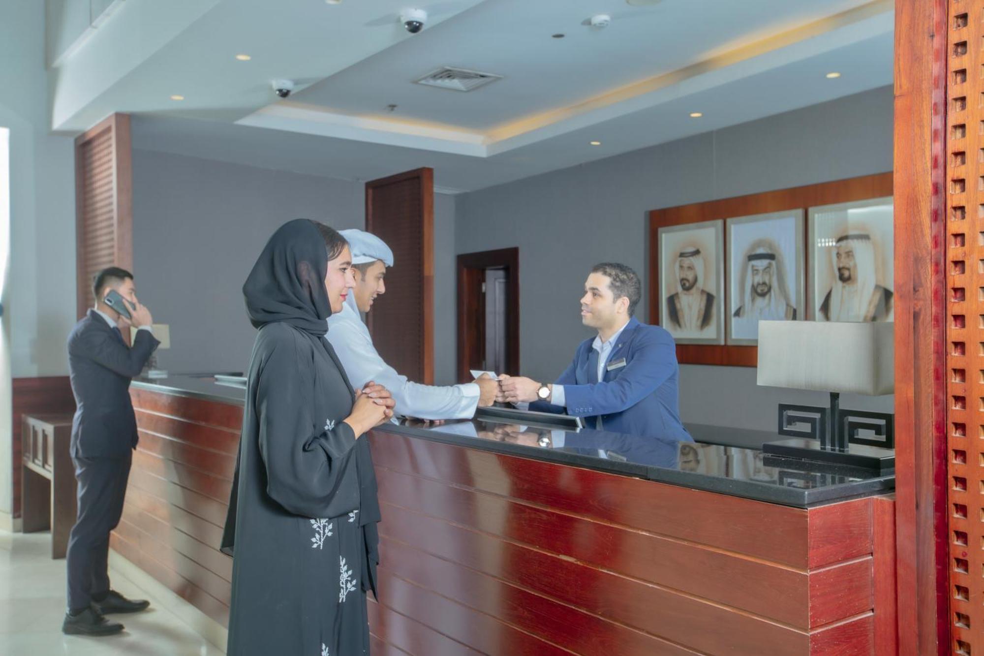 Radisson Blu Resort, Fujaira Esterno foto A hotel receptionist