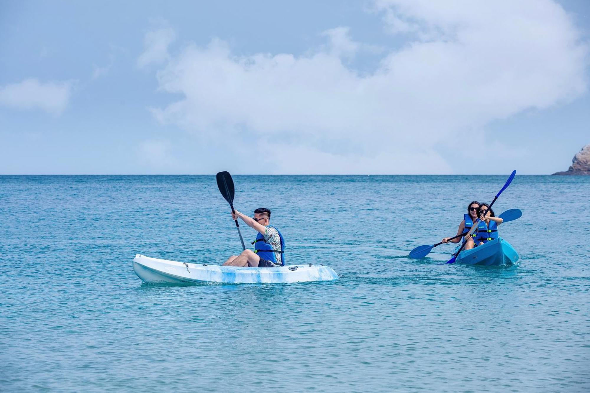 Radisson Blu Resort, Fujaira Esterno foto Kayaking in Pattaya