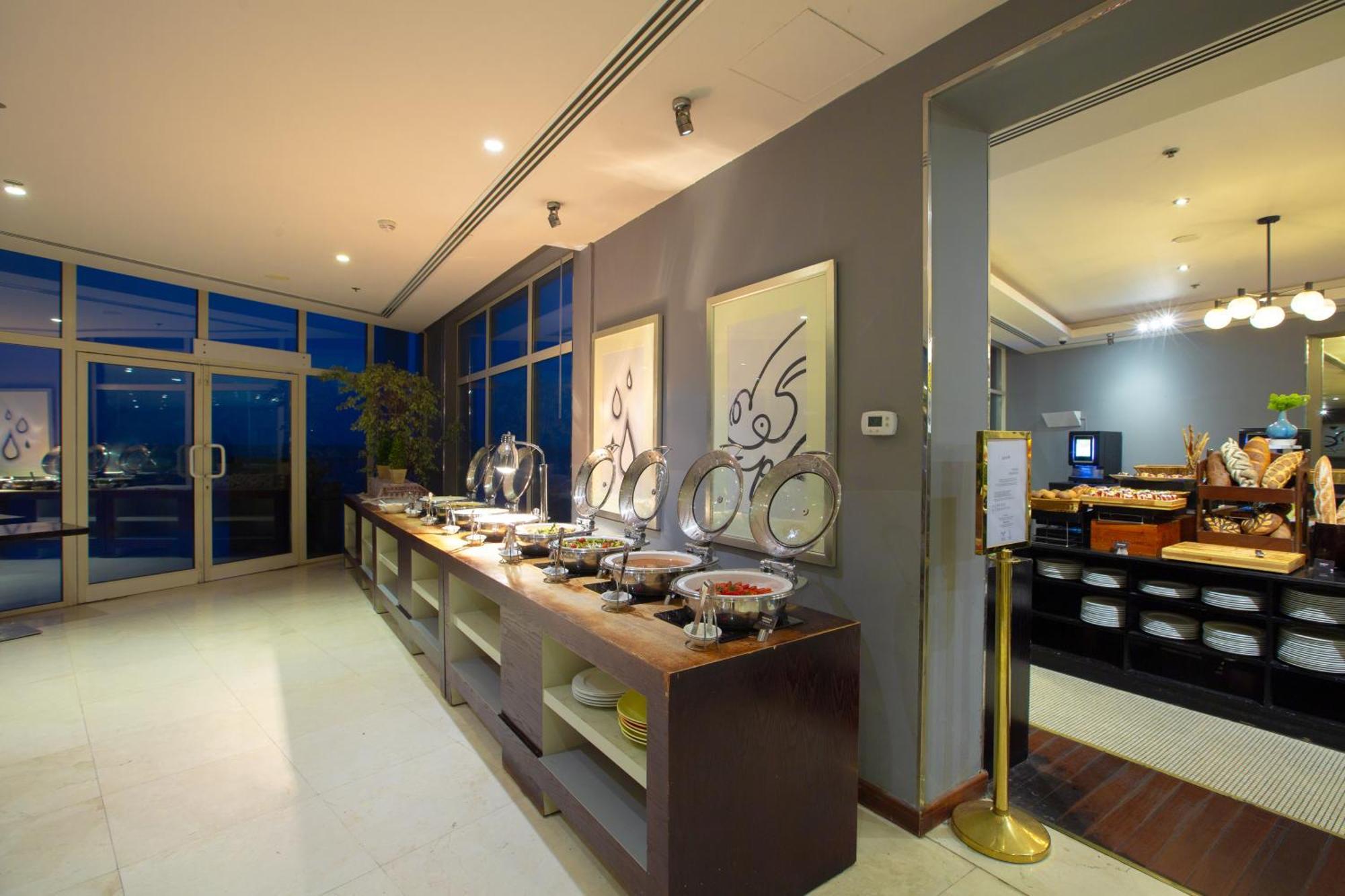 Radisson Blu Resort, Fujaira Esterno foto The buffet at the lounge
