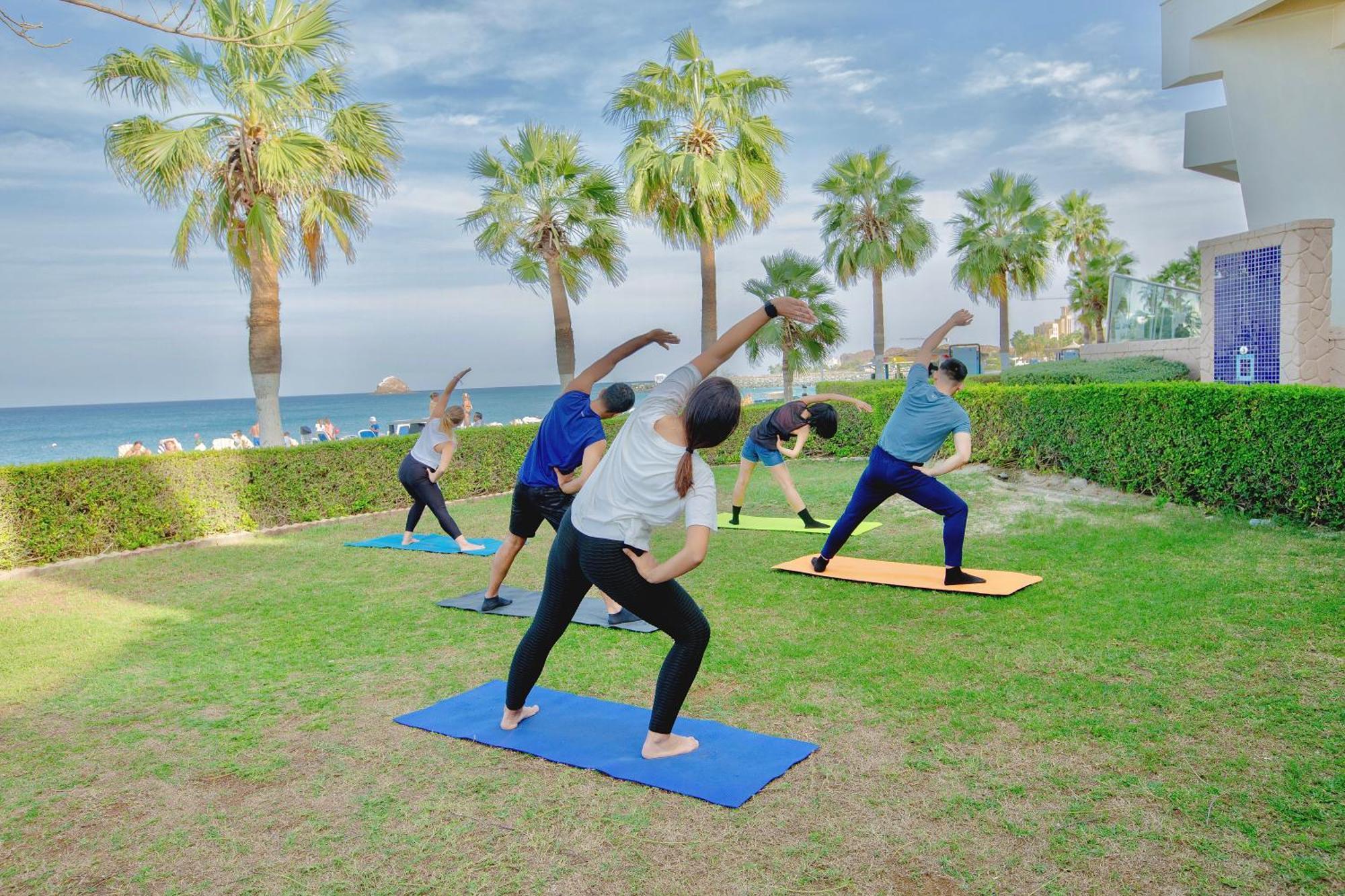 Radisson Blu Resort, Fujaira Esterno foto A yoga class in progress
