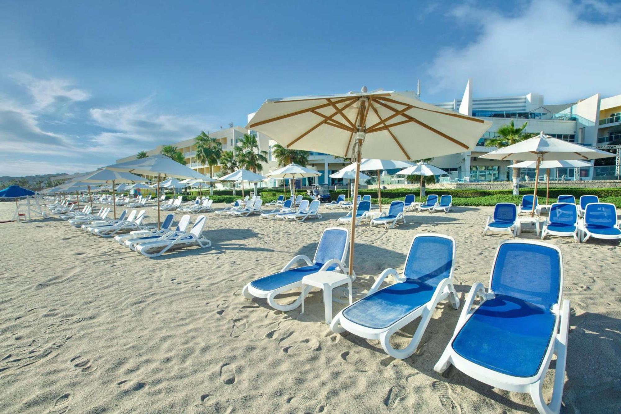 Radisson Blu Resort, Fujaira Esterno foto Beach at the Grand Hotel