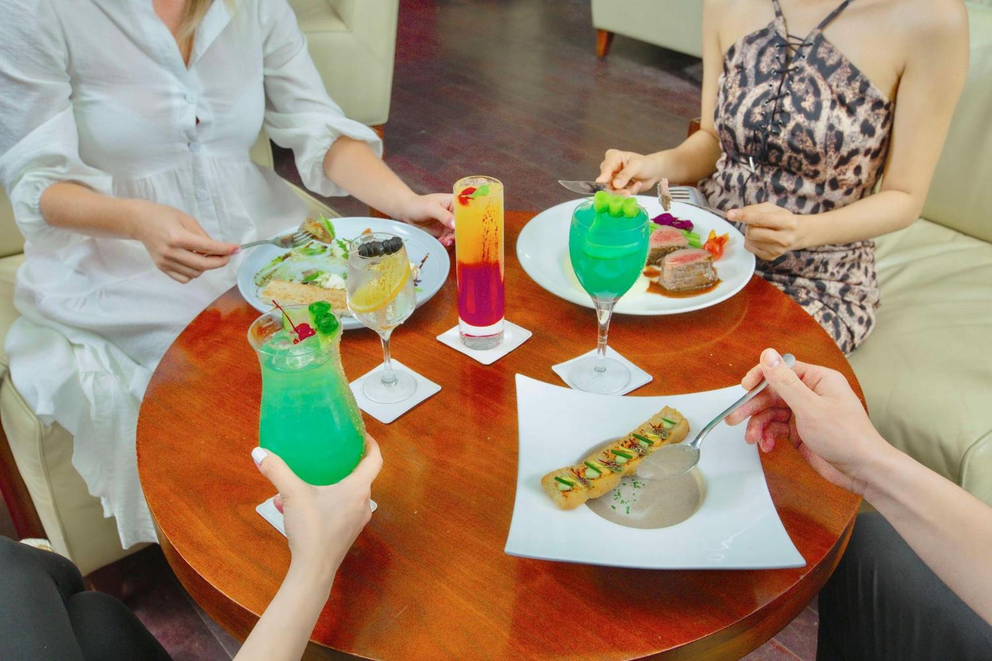 Radisson Blu Resort, Fujaira Esterno foto A selection of non-alcoholic drinks