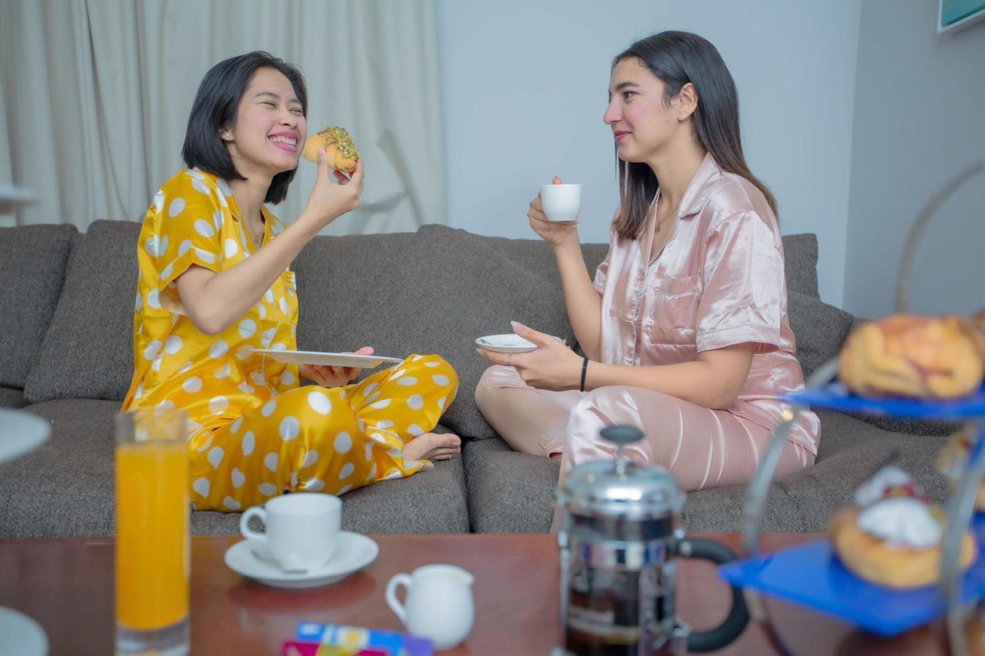 Radisson Blu Resort, Fujaira Esterno foto Two women wearing pajamas
