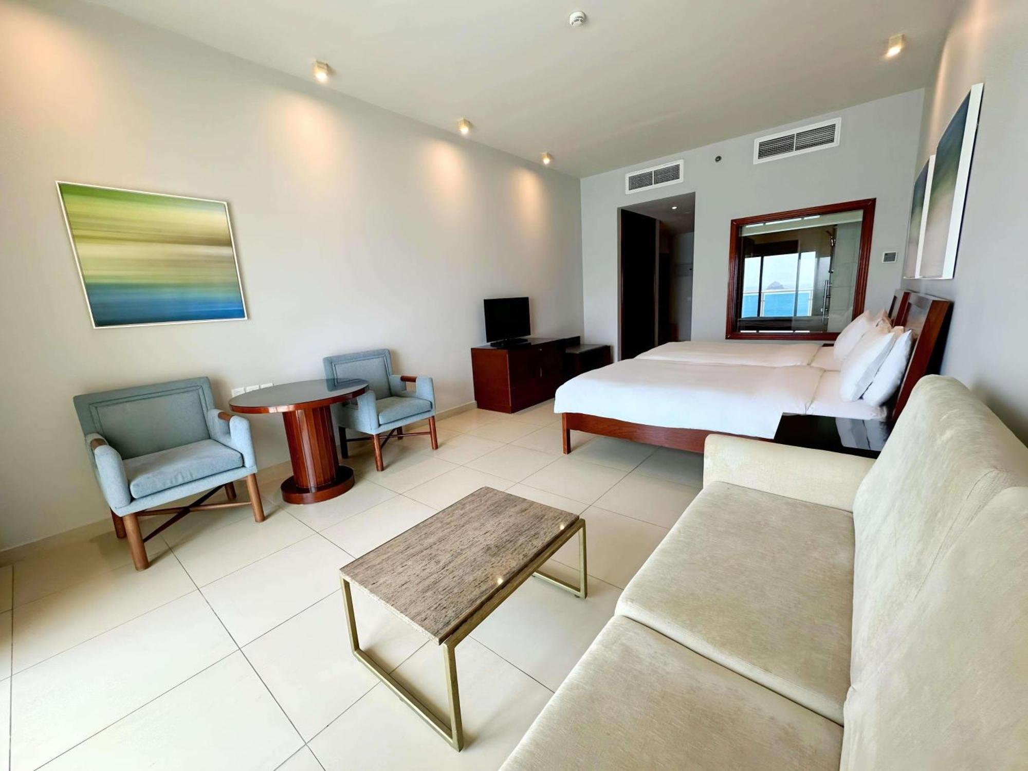 Radisson Blu Resort, Fujaira Esterno foto A room at the hotel